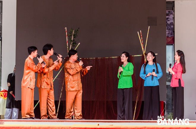 The Folk Singing Festival has the participation of 6 competition teams from the Center for Culture, Information and Sports of local districts. People and tourists enjoy folk songs that resonate with the culture of coastal and river areas.