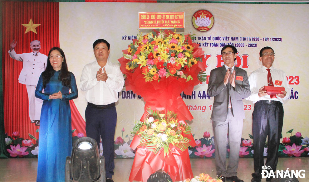 Chú thích.  Phó Bí thư Thường trực Thành ủy Lương Nguyễn Minh Triết ( thứ 2 bên trái) tặng hoa và quà cho KDC Quang Thành 4A4. Ảnh: TRỌNG HÙNG