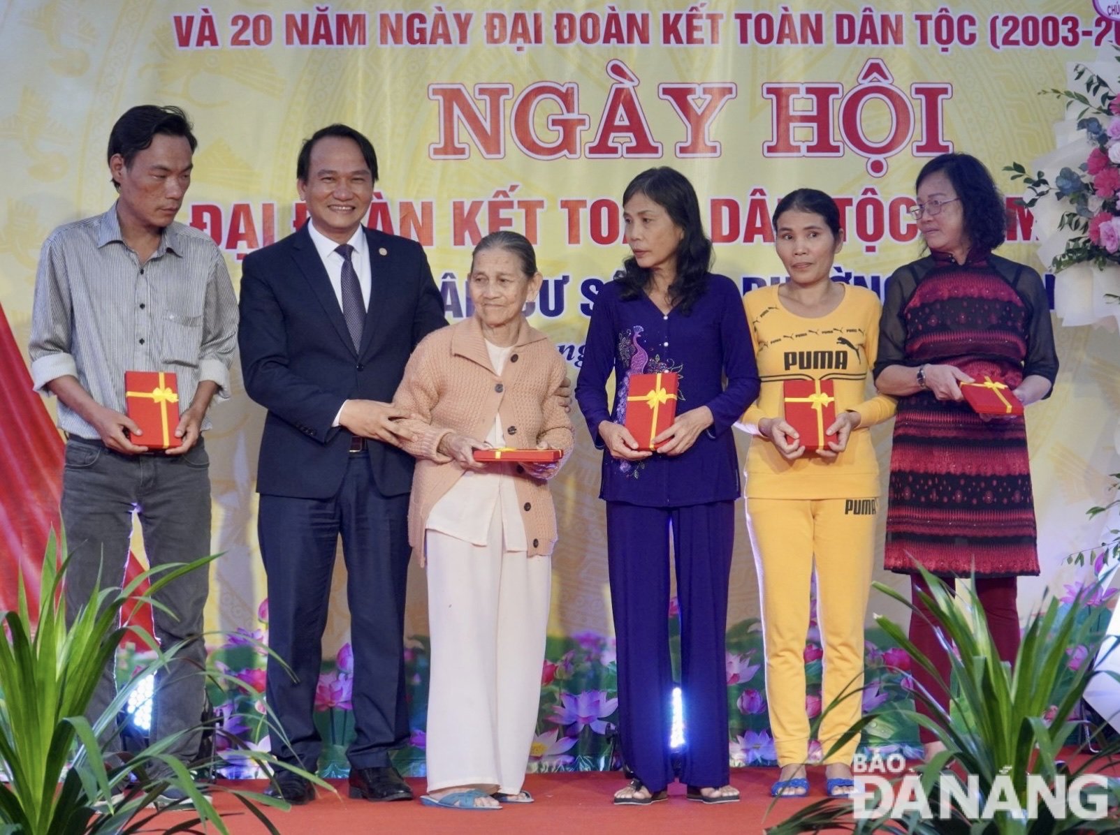 Trưởng ban Tổ chức Thành ủy Nguyễn Đình Vĩnh (thứ 2, trái sang) tặng quà cho các hộ gia đình. Ảnh: XUÂN HẬU