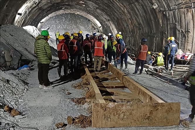 Hoạt động cứu hộ được triển khai tại hiện trường vụ sập đường hầm ở bang Uttarakhand, miền Bắc Ấn Độ ngày 13-11-2023. Ảnh: AFP/TTXVN