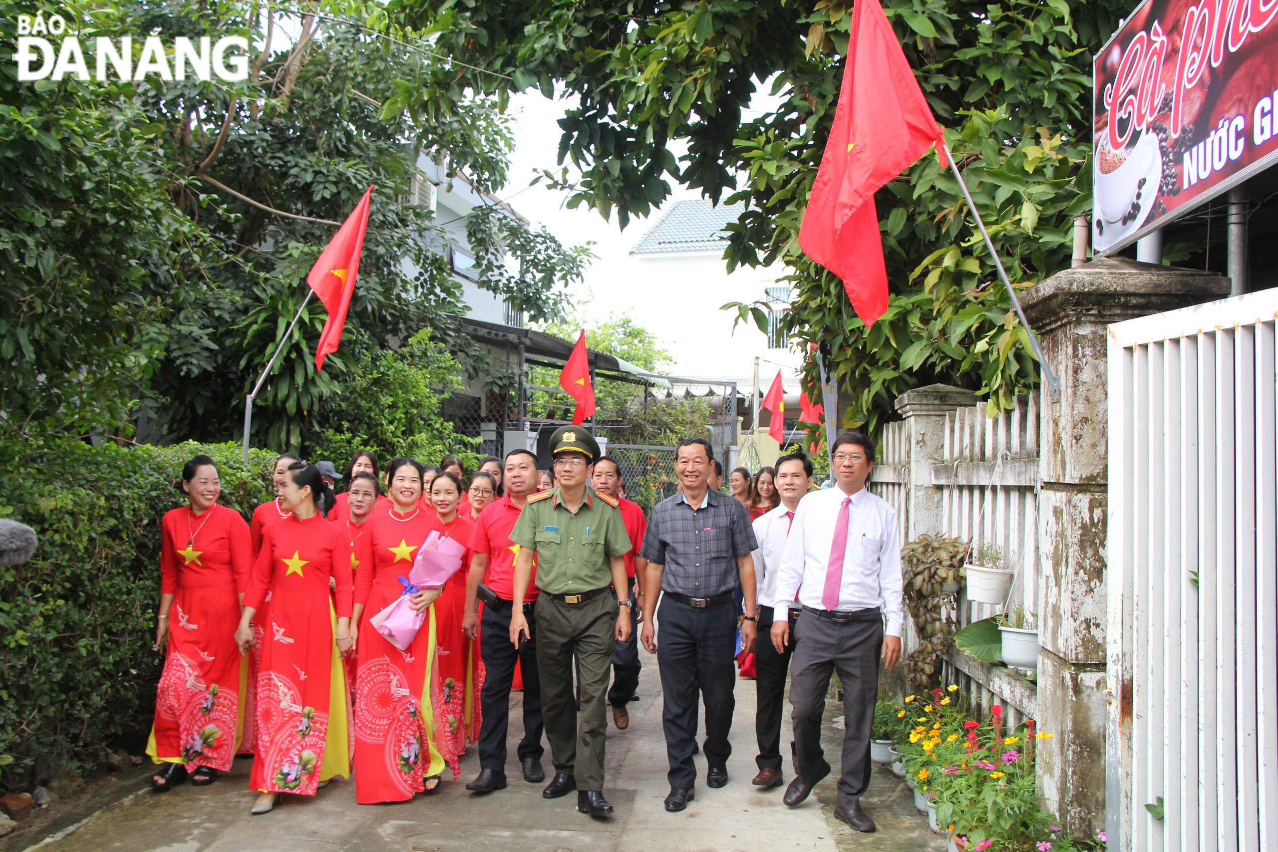 After the inauguration ceremony, delegates and people visited the National Flag street. Photo: X.H