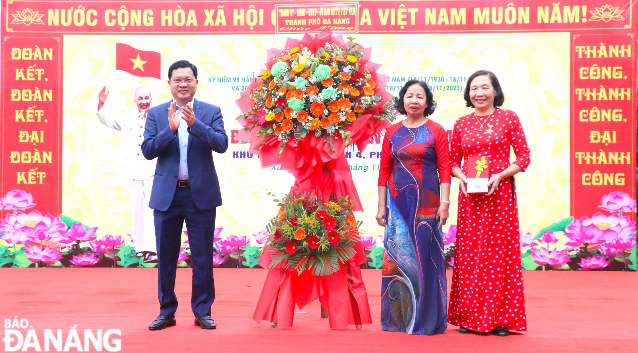 Phó Chủ tịch thường trực HĐND Thành phố Trần Phước Sơn (bên trái) tặng hoa và quà cho Ban Công tác Mặt trận KDC Xuân Đán. Ảnh: T.PHƯƠNG