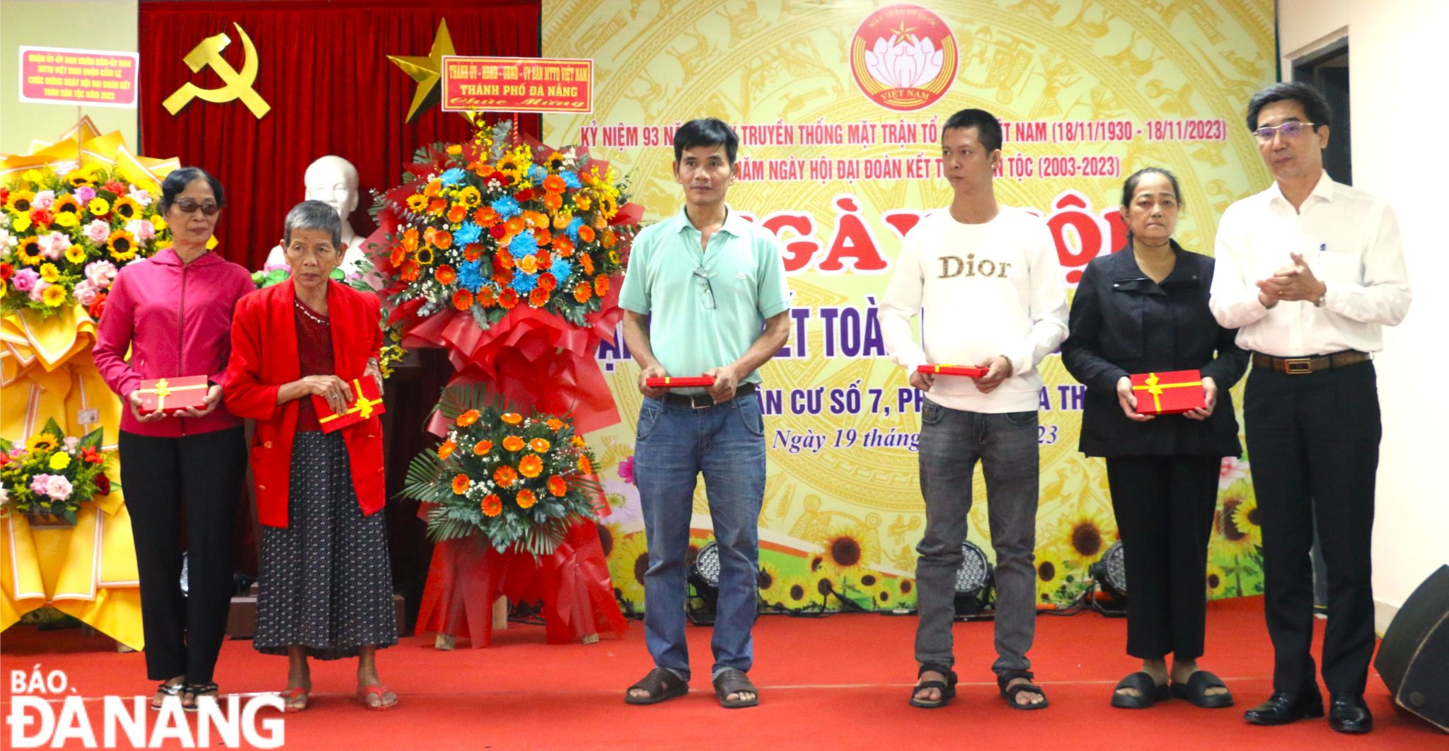 Phó Chủ tịch UBND Trần Chí Cường trao quà cho 5 hộ nghèo trên địa bàn KDC. Ảnh: T.PHƯƠNG