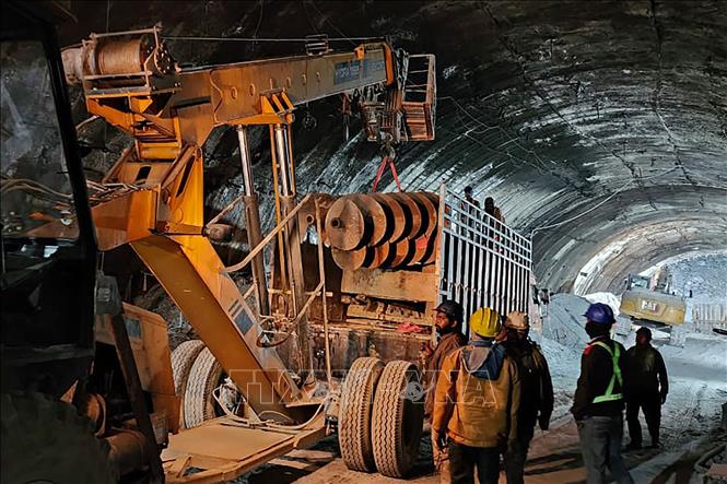 Hoạt động cứu hộ được triển khai tại hiện trường vụ sập đường hầm ở bang Uttarakhand, miền Bắc Ấn Độ ngày 13/11/2023. Ảnh: TTXVN