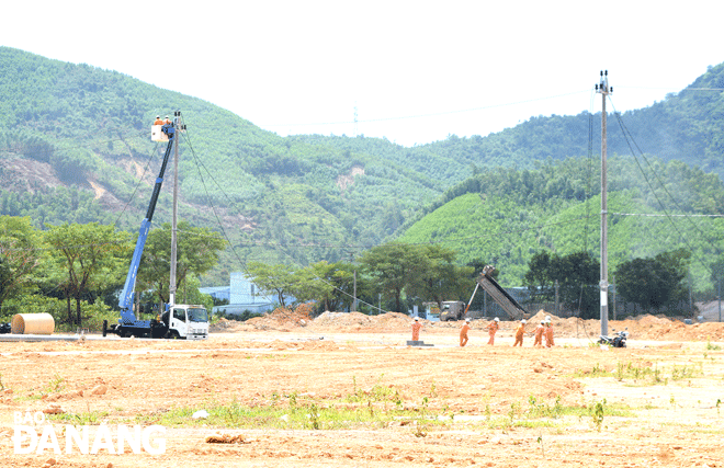 Đơn vị chức năng cần đẩy nhanh tiến độ hoàn thành xây dựng các khu tái định cư trên địa bàn huyện Hòa Vang để có đất thực tế bố trí cho các hộ giải tỏa. Trong ảnh: Một khu tái định cư đang được hoàn thiện tại xã Hòa Ninh, huyện Hòa Vang. Ảnh: HOÀNG HIỆP