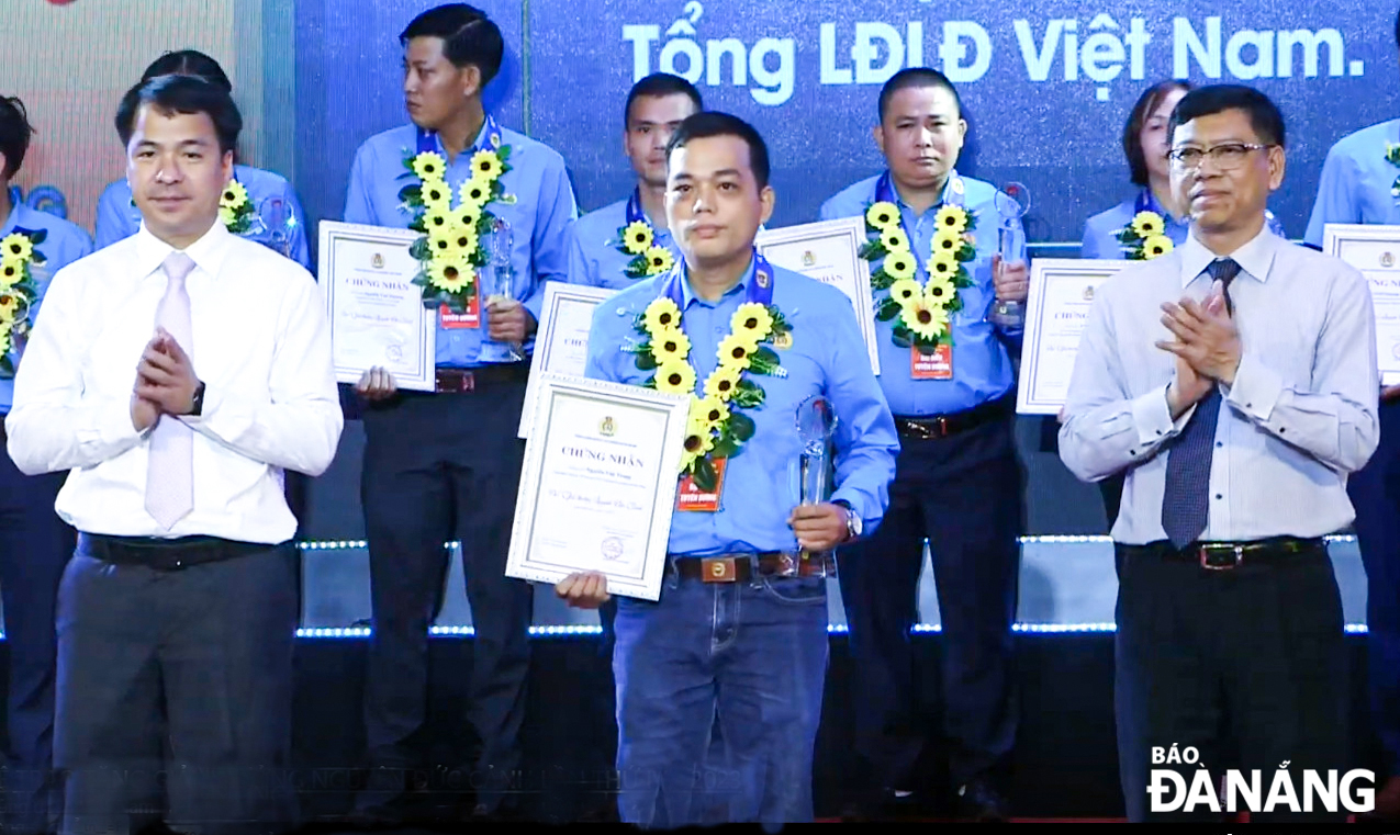  Anh Nguyễn Văn Trung (giữa) vinh dự được Tổng Liên đoàn Lao động Việt Nam trao Giải thưởng Nguyễn Đức Cảnh lần thứ IV năm 2023 