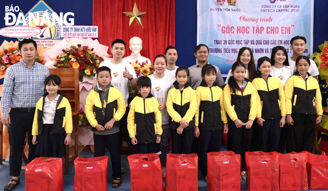 Learning corners and gifts were given to poor pupils in the Hoa Nhon Primary School No. 2 by the Carol Lounge volunteer group and the Fintech Capital Group.