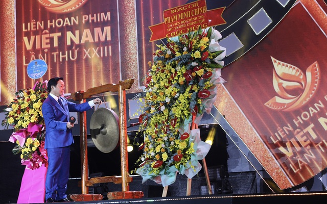 Phó Thủ tướng Trần Hồng Hà thực hiện nghi thức đánh cồng khai mạc Liên hoan phim lần thứ 23 - Ảnh: VGP/MK