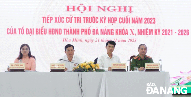 Phó Chủ tịch Thường trực HĐND thành phố Trần Phước Sơn (thứ 2, bên trái sang) và các đại biểu HĐND thành phố tiếp xúc cử tri phường Hòa Minh.  Ảnh: TRỌNG HÙNG