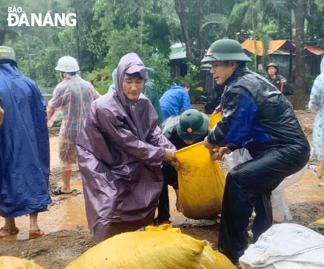 Lực lượng vũ trang quận Liên Chiểu giúp nhân dân phường Hòa Khánh Nam đắp đường giao thông bị sạt lở do đợt lũ lụt tháng 10-2023.Ảnh: H.H 