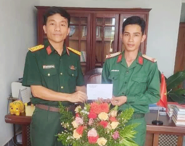 Thượng tá Nguyễn Thanh Trung (bên trái), Chính ủy Trung đoàn 971 tặng quà động viên chiến sĩ của đơn vị thi đỗ vào Học viện Kỹ thuật quân sự năm 2023. Ảnh: C.T