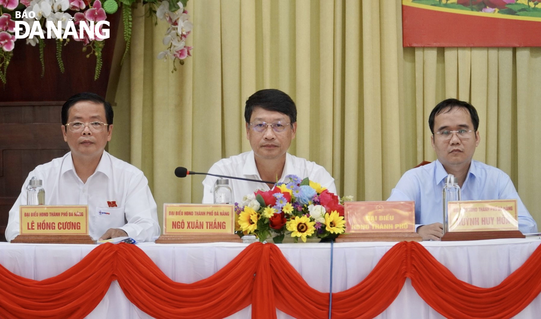 Chủ tịch Ủy ban MTTQ Việt Nam thành phố Ngô Xuân Thắng (ở giữa) cùng các đại biểu HĐND thành phố tiếp xúc cử tri tại xã Hòa Châu. Ảnh: NGUYỄN QUANG