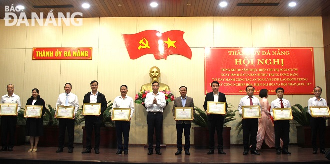 Phó Bí thư Thành ủy, Chủ tịch UBND thành phố Lê Trung Chinh (giữa) khen thưởng các tập thể, cá nhân có thành tích xuất sắc trong triển khai thực hiện Chỉ thị số 29-CT/TW. Ảnh: L.P