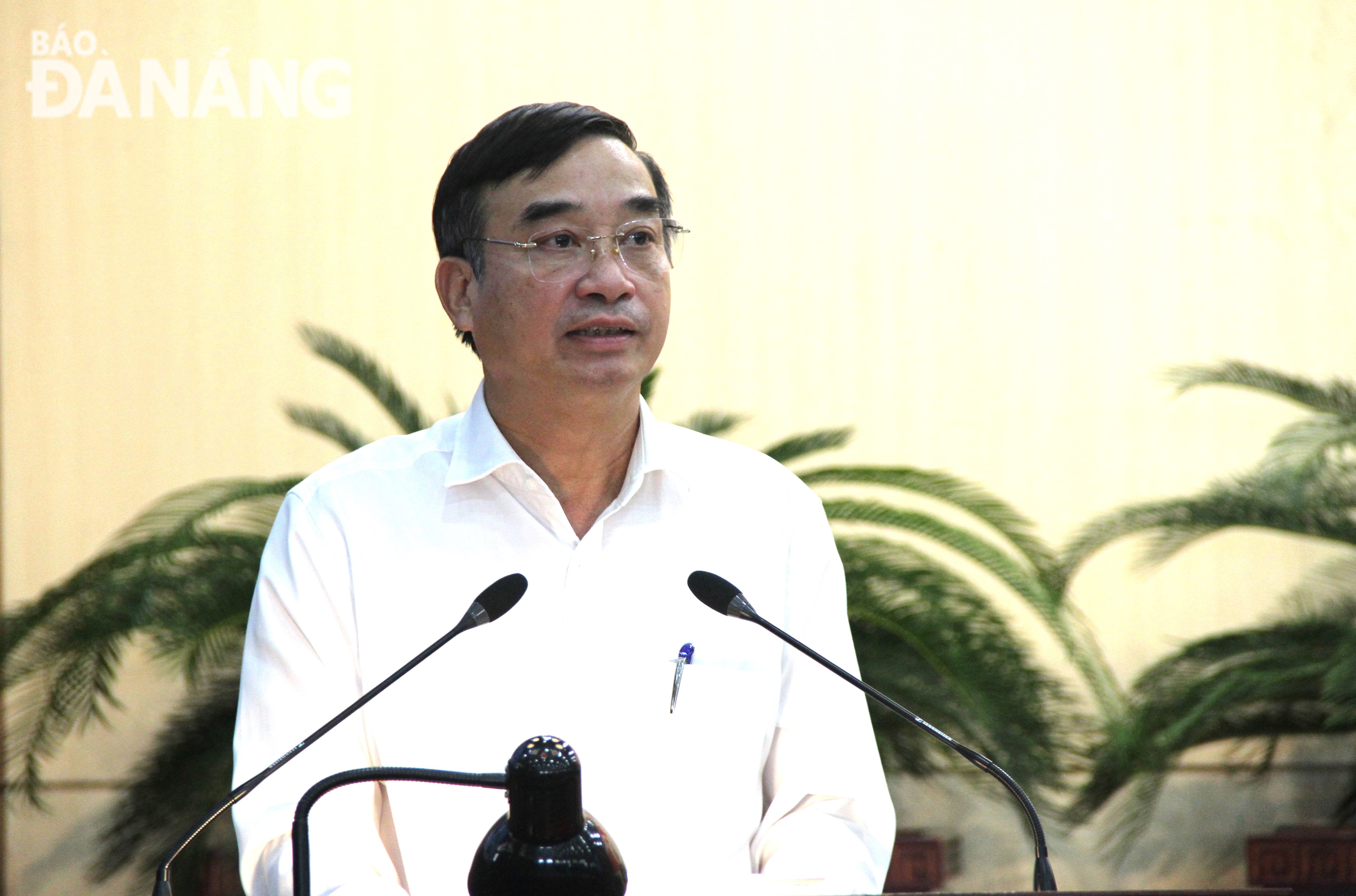 Chairman of the Da Nang People's Committee Le Trung Chinh speaking at the meeting. Photo: L.P