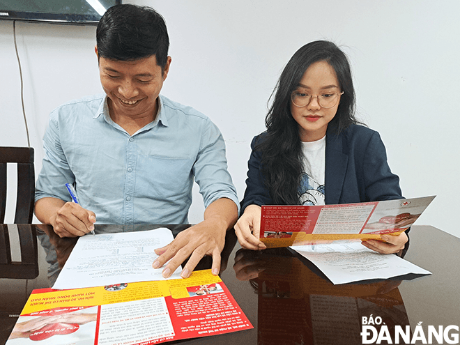 Mr. Ha Phuoc Canh and his wife filled out organ donation registration forms at the Da Nang Red Cross Society's  office right on Mr. Canh's birthday.