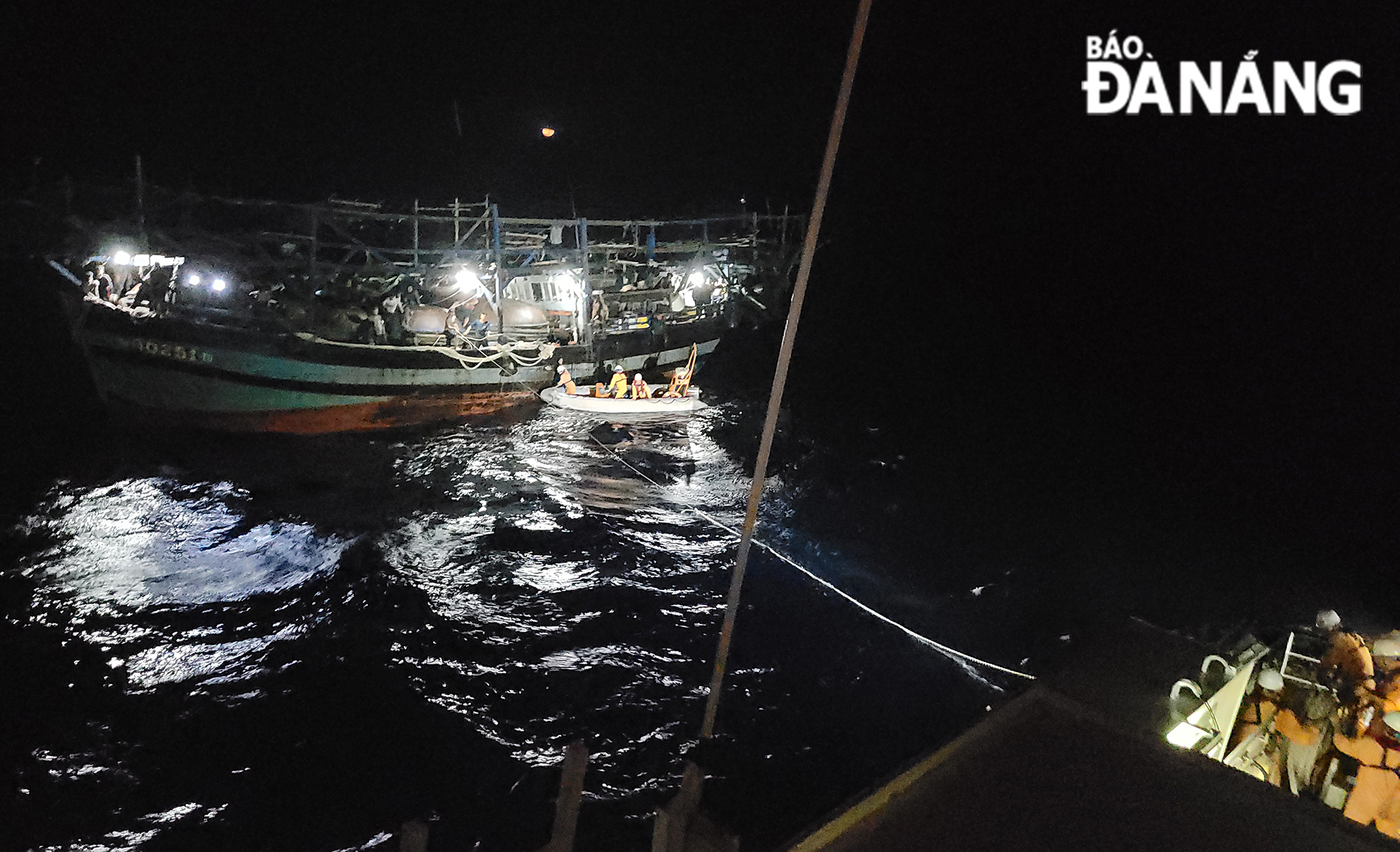 Lực lượng cứu nạn hàng hải tiếp cận được tàu QNg 90251TS và triển khai các biện pháp cứu nạn trong đêm 21-11. Ảnh: Danang MRCC cung cấp