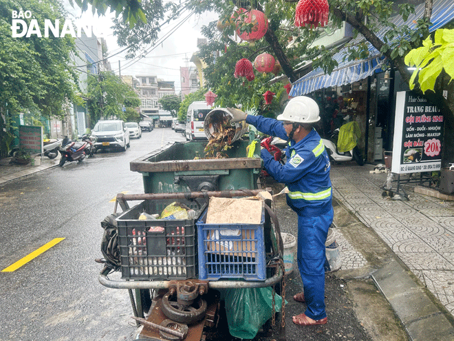 Anh Nguyễn Mai Huyền luôn cố gắng, cần mẫn làm sạch đường phố mỗi ngày. Ảnh: M.Q