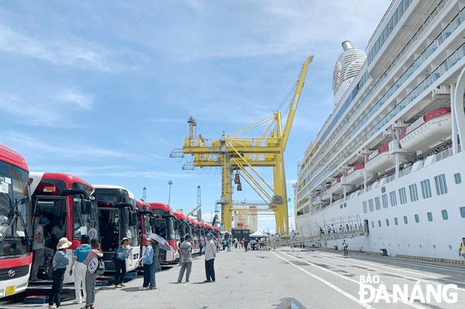 In the coming time, the city continues to implement many key tourism projects. IN PHOTO: International tourists arrive at Da Nang's Tien Sa Port. Photo: THANH LAN
