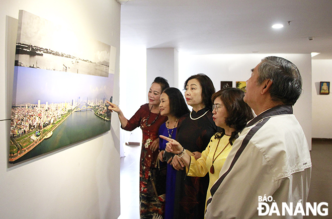 Visitors to the exhibition. Photo: X.D