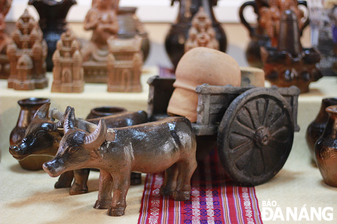 Các sản phẩm gốm thủ công của người Chăm được trưng bày trong chuyên đề làng nghề.