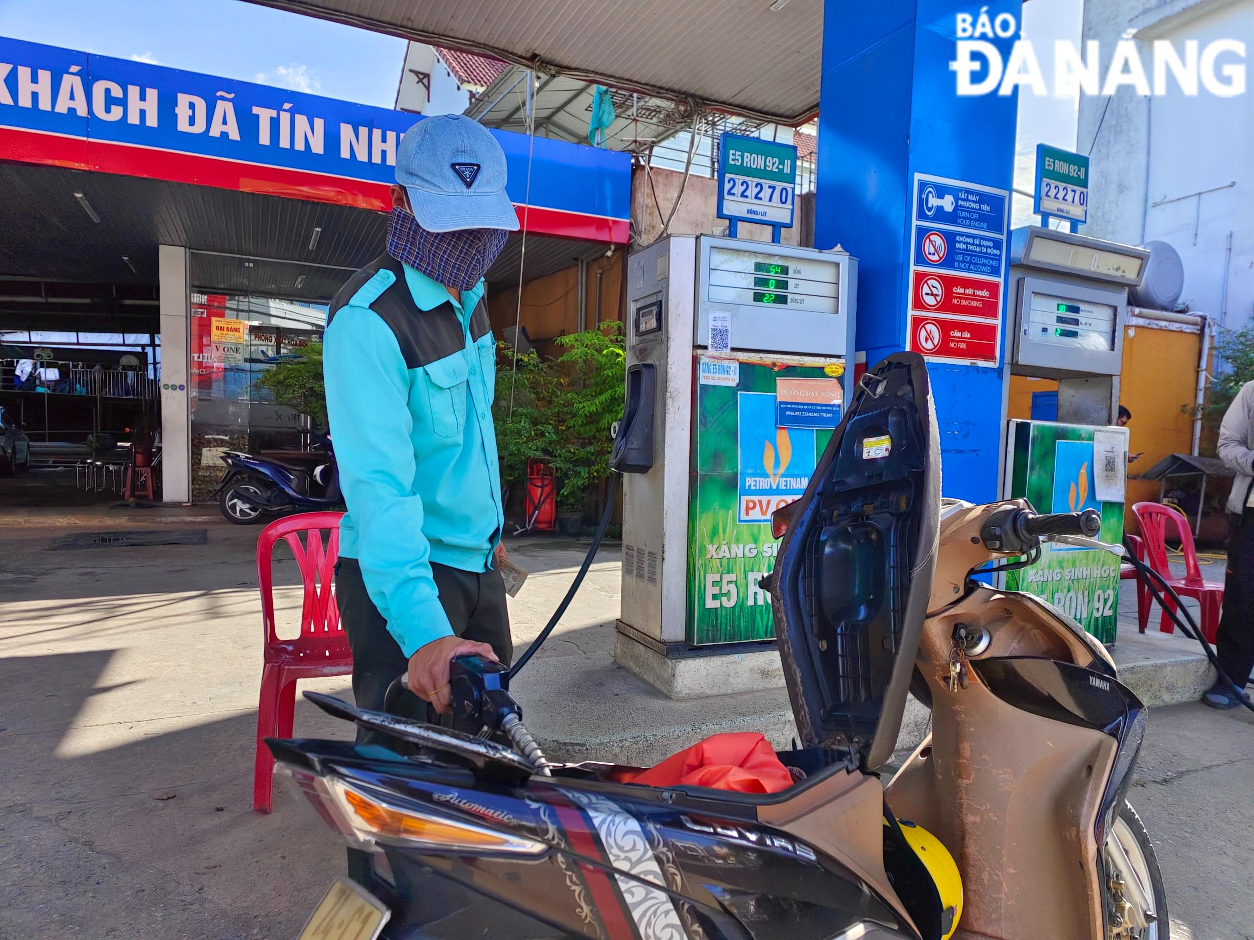 Gasoline prices decreased for the second time in a row in November. Photo: CHIEN THANG