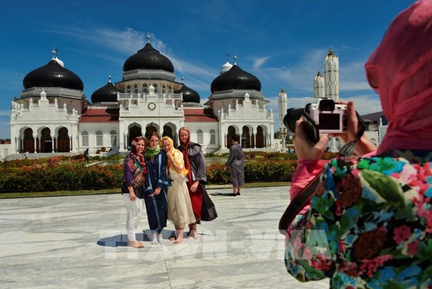 Foreign tourists visit the Grand Mosque of Baiturrahman in Indonesia (Photo: AFP/VNA)