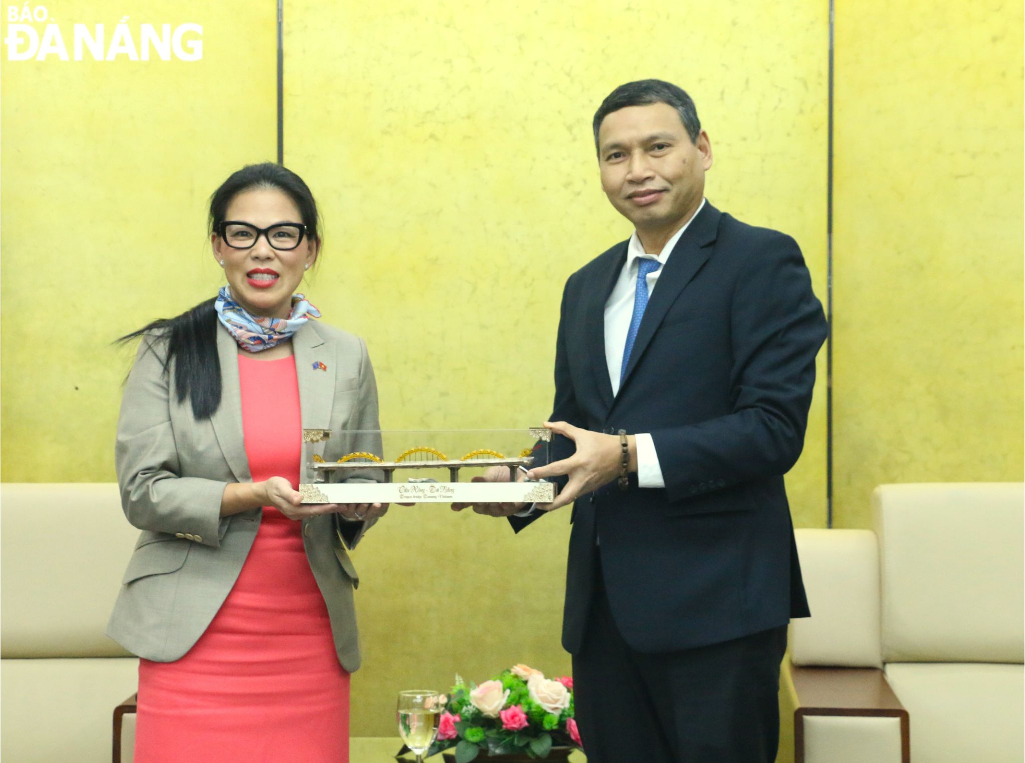 Vice Chairman of the Da Nang People's Committee Ho Ky Minh (right) presents a souvenir to Mrs. Katherine Lam, Commissioner at Port of Portland, cum President and Co-owner of Bambuza Hospitality Group. Photo: T.PHUONG
