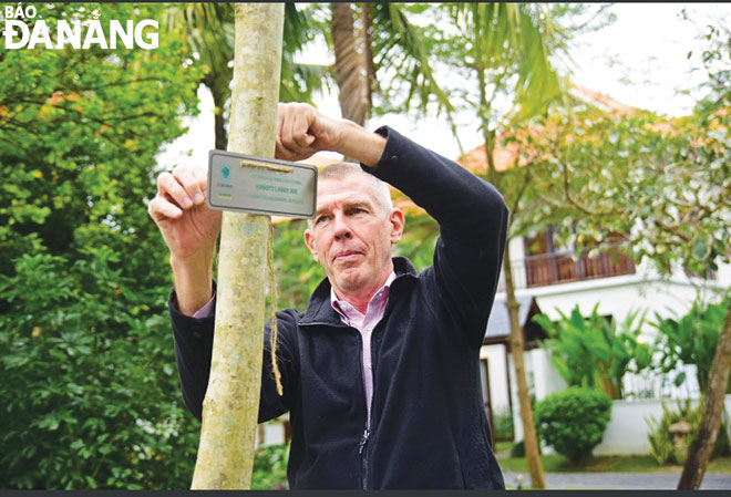 Ông Abbott Larry Joe (Mỹ), một trong những du khách thân thiết  tham gia trồng cây tại Furama Resort. Ảnh: T.Y	