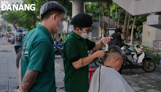 Học viên được đào tạo tại tiệm trong vòng 1 tháng trước khi tham gia hoạt động cắt tóc 0 đồng. 