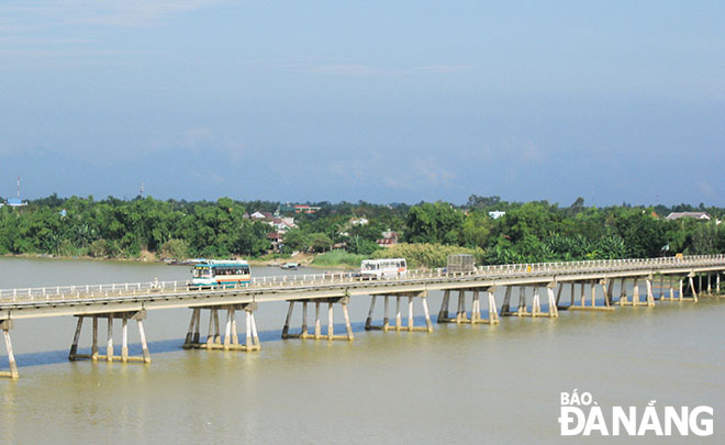 Cầu Câu Lâu bắc ngang sông Thu Bồn - ranh giới thị xã Điện Bàn và huyện Duy Xuyên ngày nay. Ảnh: V.T.L 