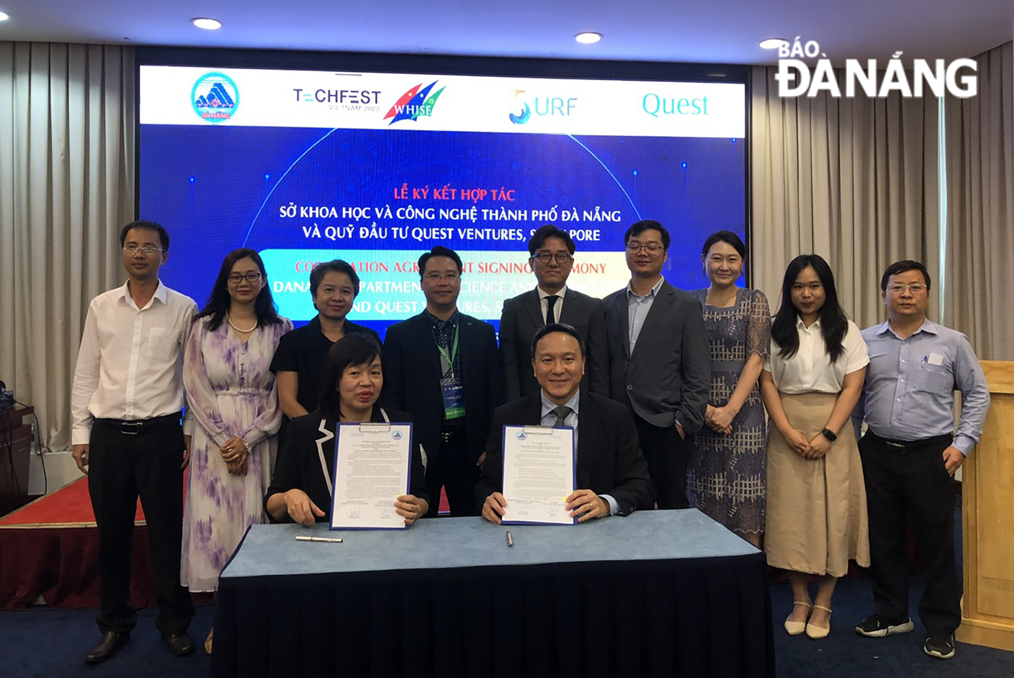 The Da Nang Department of Science and Technology signs a cooperation agreement with the Quest Ventures on the afternoon of November 23. Photo courtesy of the Da Nang Department of Science and Technology.