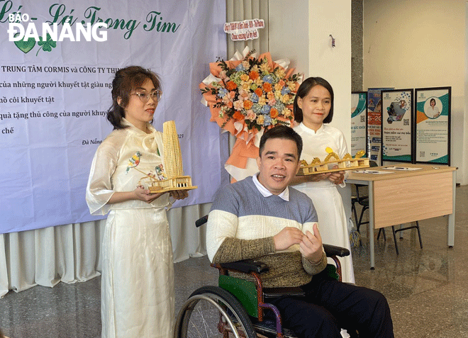 Mr. Hua Van Minh telling the story of his journey to create souvenir items made from bamboo toothpicks. Photo: KHANH NGAN