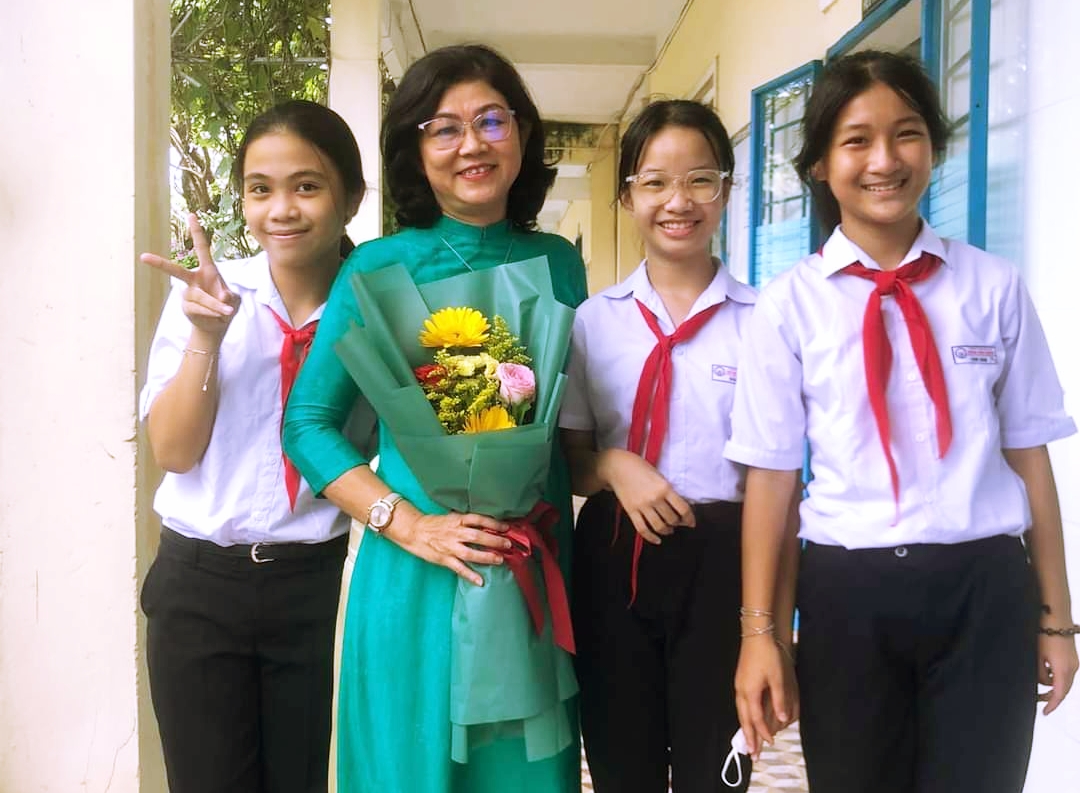 Cô Nguyễn Thị An (thứ hai, bên trái sang), Hiệu trưởng Trường THCS Huỳnh Thúc Kháng luôn được học trò dành tình cảm trân quý.  (Ảnh nhà trường cung cấp)