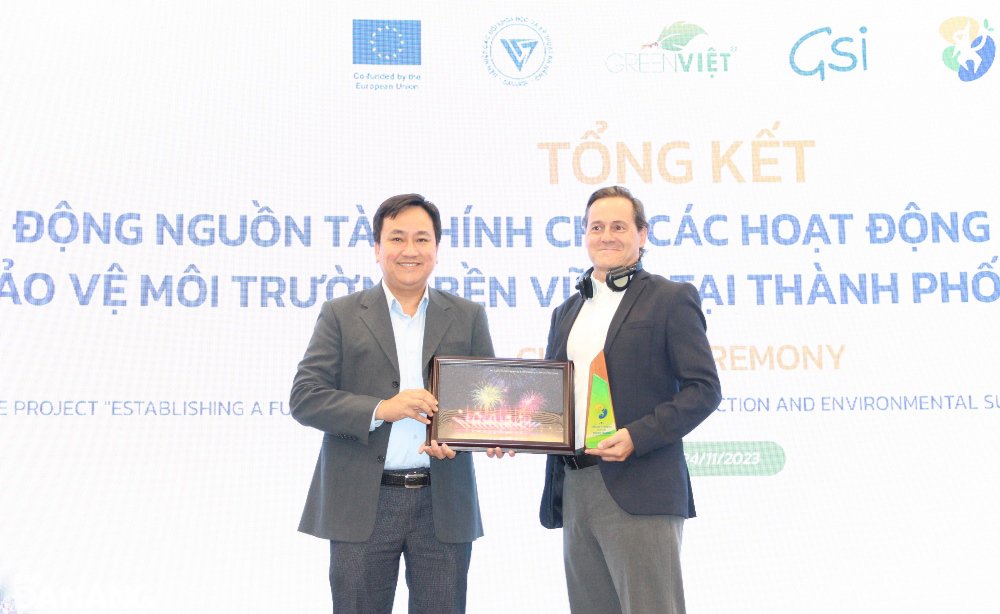 Deputy Director of the Da Nang Department of Natural Resources and Environment Dang Quang Vinh (left) presents a souvenir to the representative of the EU Delegation to Viet Nam. Photo: HOANG HIEP