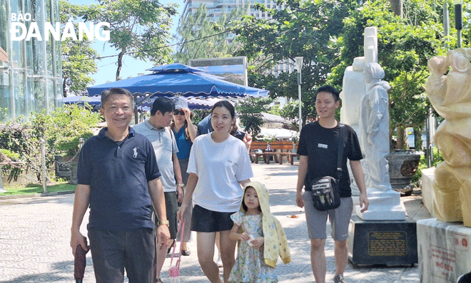 From the advantages of the destination, the Da Nang tourism industry should promote its image and stature to attract more visitors. Visitors are pictured visiting the Marble Mountains special national relic site. Photo: Song Khue