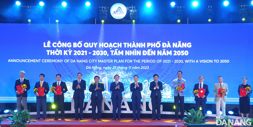 Deputy Prime Minister Tran Hong Ha, Minister of Planning and Investment Nguyen Chi Dung and the Da Nang leaders award investment certificates to businesses and investors at the announcement ceremony of the Da Nang Master Plan for the 2021-2030 period, with a vision toward 2050.  Photo: HOANG HIEP