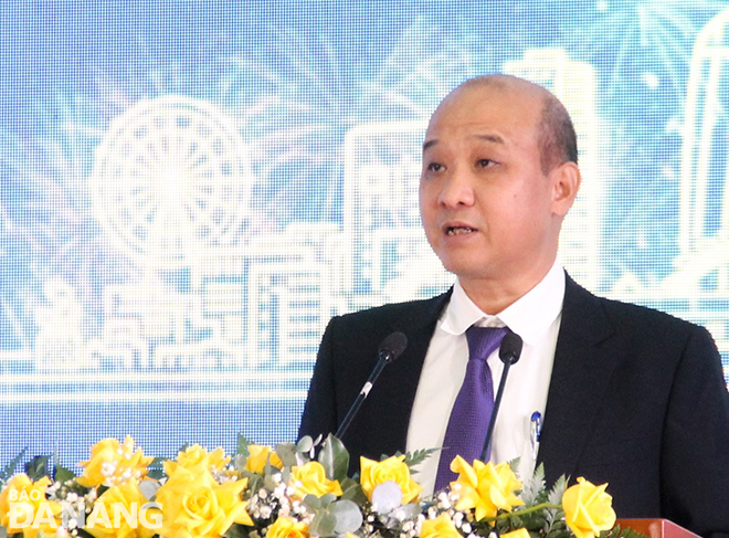 Phó Chủ tịch UBND thành phố Đà Nẵng Lê Quang Nam trình bày 6 nhóm nội dụng dự kiến triển khai Quy hoạch thành phố Đà Nẵng thời kỳ 2021-2030, tầm nhìn đến năm 2050. Ảnh: HOÀNG HIỆP