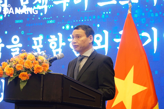 Standing Vice Chairman of the City People's Committee Ho Ky Minh spoke at the conference. Photo: M.Q