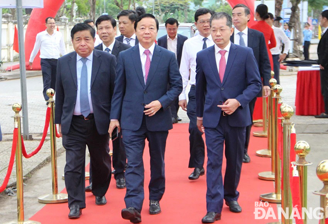 Deputy Prime Minister Tran Hong Ha (middle), Minister of Planning and Investment Nguyen Chi Dung (left) and Da Nang Party Secretary Nguyen Van Quang (right) attend the groundbreaking ceremony. Photo: THANH LAN