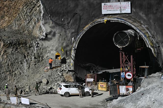 Hoạt động cứu hộ tại hiện trường vụ sập đường hầm ở bang Uttarakhand, Ấn Độ, ngày 22/11/2023. Ảnh: AFP/TTXVN
