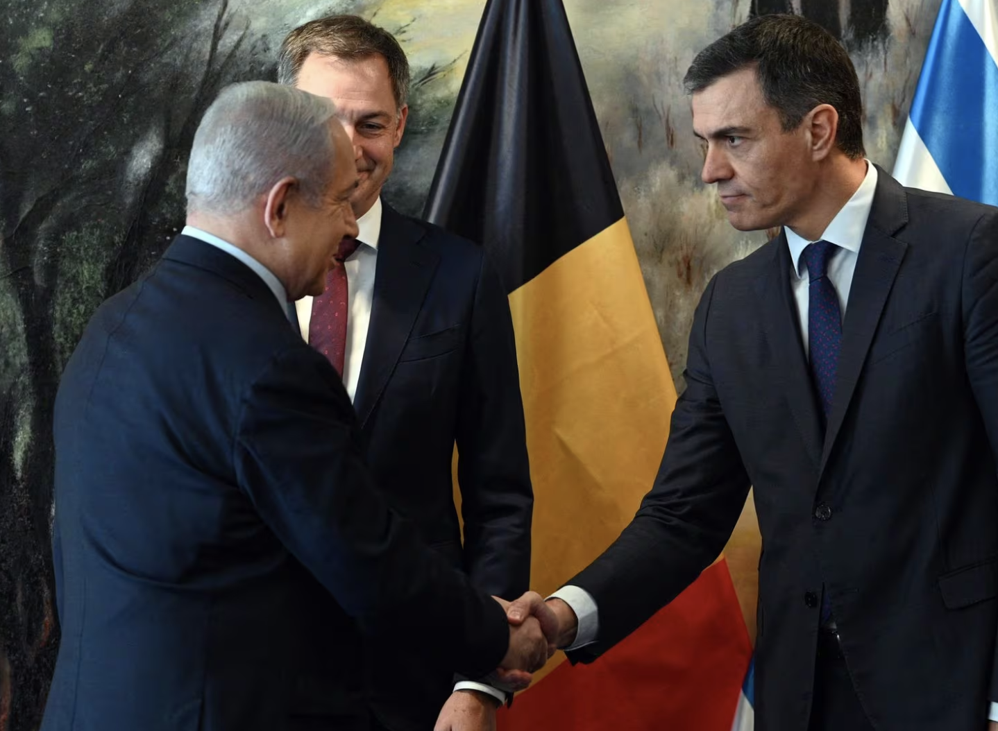  Thủ tướng Israel Benjamin Netanyahu (trái) bắt tay Thủ tướng Tây Ban Nha Pedro Sánchez (phải) bên cạnh Thủ tướng Bỉ Alexander De Croo trong cuộc gặp mới đây ở Jerusalem. Ảnh: AFP