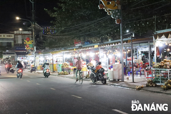 Huyện Hoà Vang chú trọng đổi mới hình thức, phương thức kinh doanh thương mại - dịch vụ trên địa bàn để từng bước đáp ứng nhu cầu của người dân. TRONG ẢNH: Sau gần 3 năm đi vào hoạt động, Phố đêm Túy Loan (giai đoạn 1) với sự đa dạng các loại hình, mặt hàng thời trang và hàng lưu niệm, ăn uống, giải trí, ẩm thực đã góp phần phát triển thương mại - dịch vụ của huyện Hoà Vang. Ảnh: TRẦN TRÚC