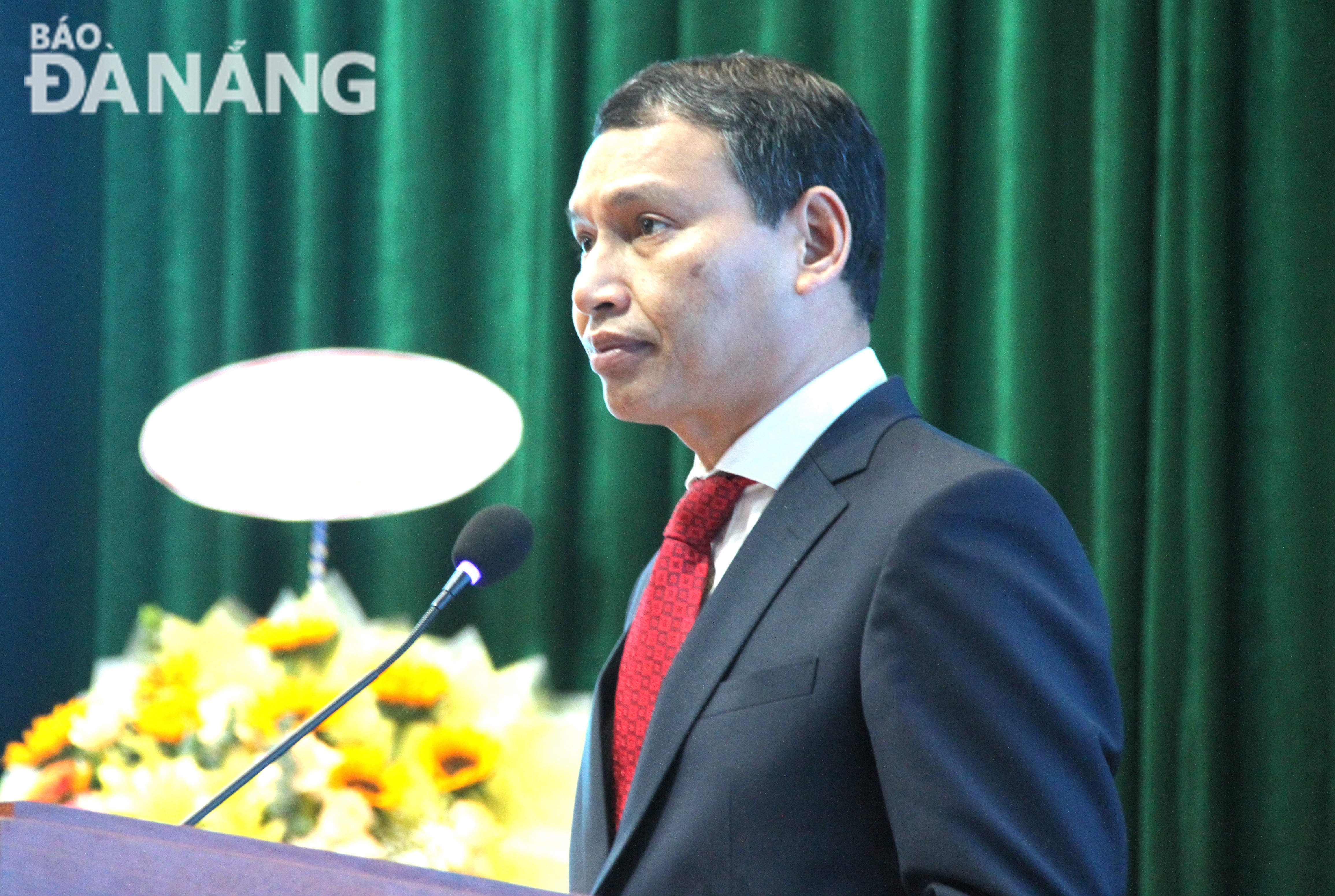 Vice Chairman of the Da Nang People's Committee cum Chairman of the ctty branch of the Viet Nam - Laos Friendship Association speaking at the reception ceremony for Lao students. Photo: L.P