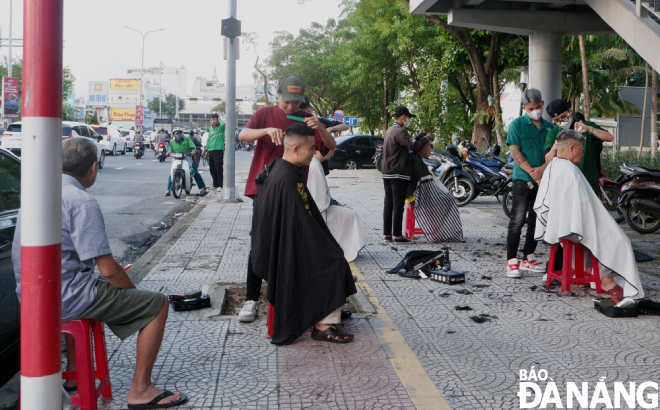 The Vuong Baber Shop and Bin Baber Shop have maintained the meaningful programme for many years on the pavement of Nguyen Tri Phuong Street next to the March 29 Park.