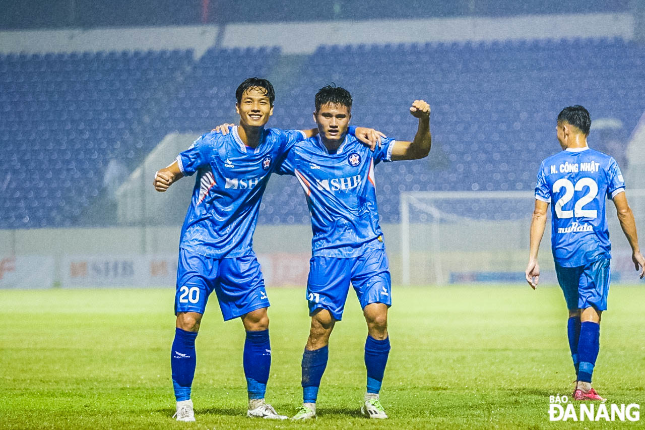 Defender Luong Duy Cuong and his teammates celebrate a goal