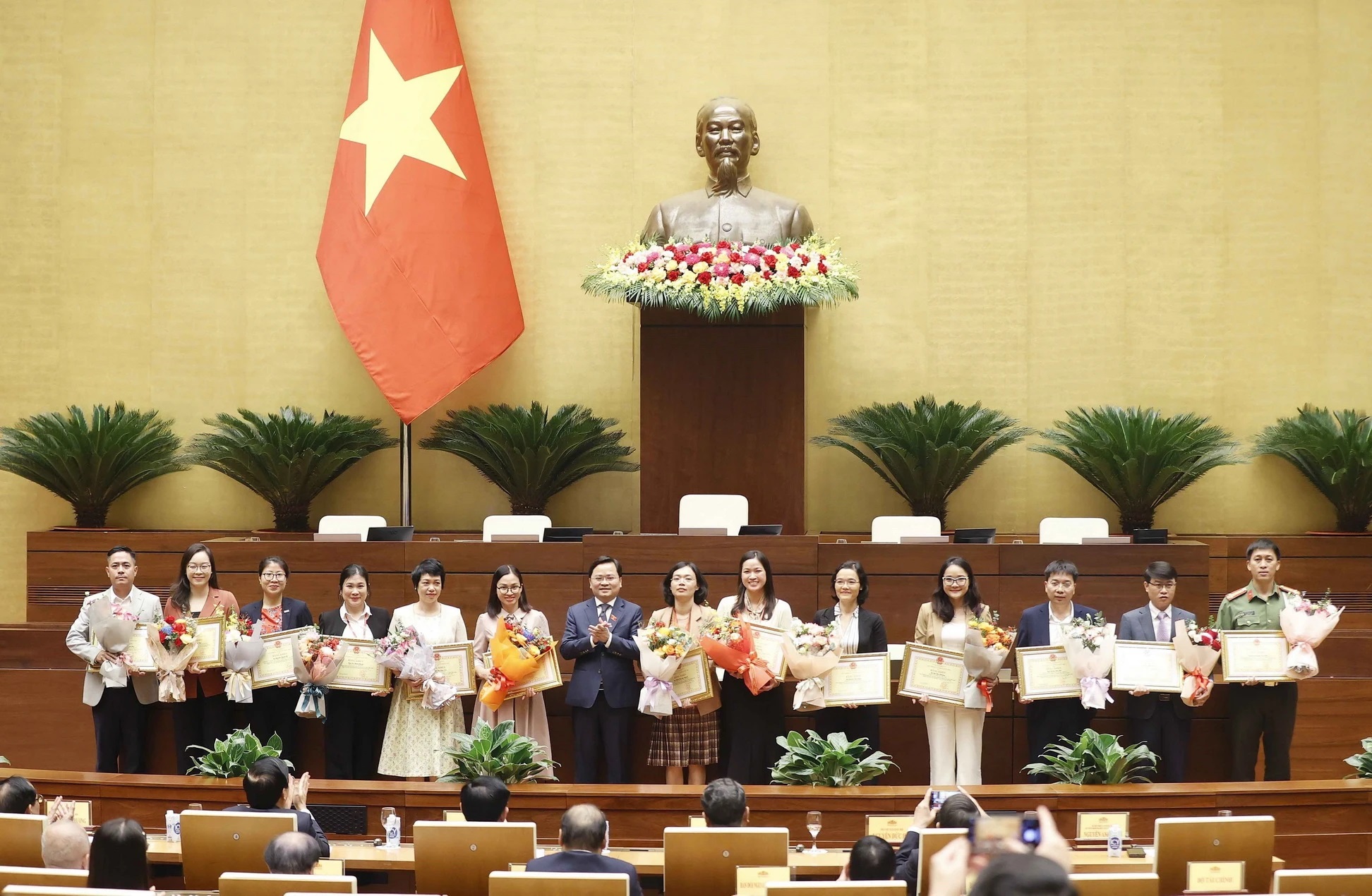 Ông Nguyễn Anh Tuấn, Bí thư Tỉnh ủy Bắc Ninh, Chủ tịch Nhóm Đại biểu Quốc hội Trẻ khóa XV trao Bằng khen của Chủ nhiệm Văn phòng Quốc hội cho các cá nhân có thành tích xuất sắc. (Ảnh: Doãn Tấn/TTXVN)