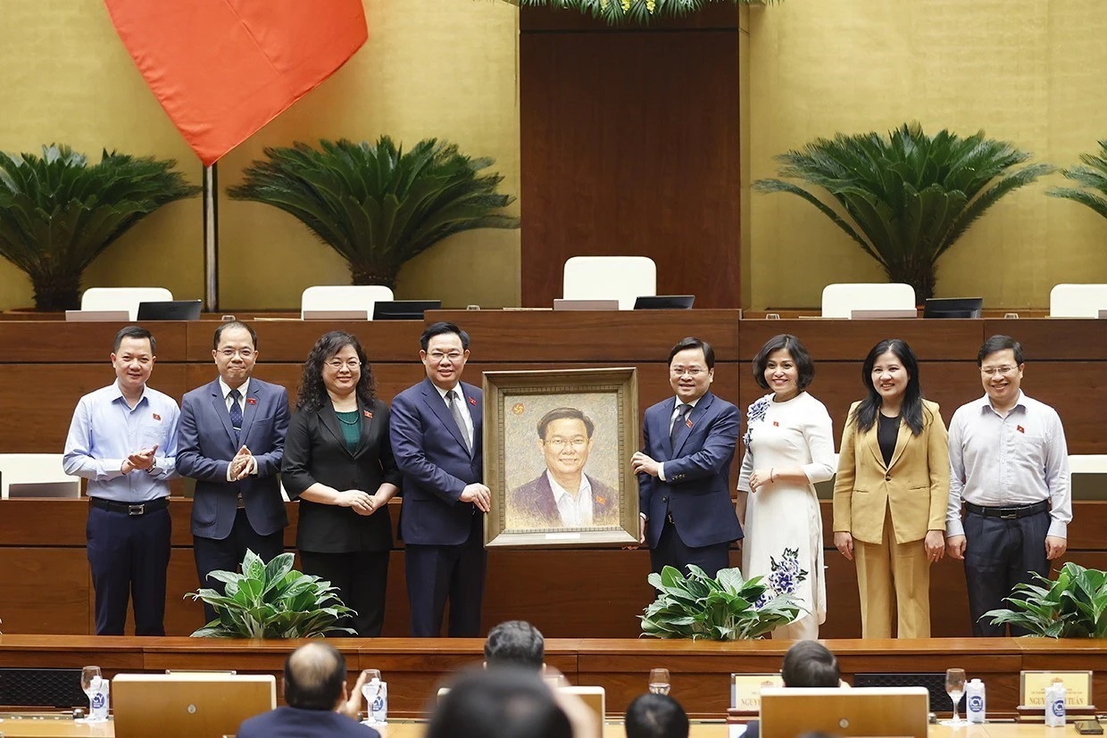 Ông Nguyễn Anh Tuấn, Bí thư Tỉnh ủy Bắc Ninh, Chủ tịch Nhóm Đại biểu Quốc hội Trẻ khóa XV tặng Chủ tịch Quốc hội Vương Đình Huệ bức ảnh lưu niệm. (Ảnh: Doãn Tấn/TTXVN)