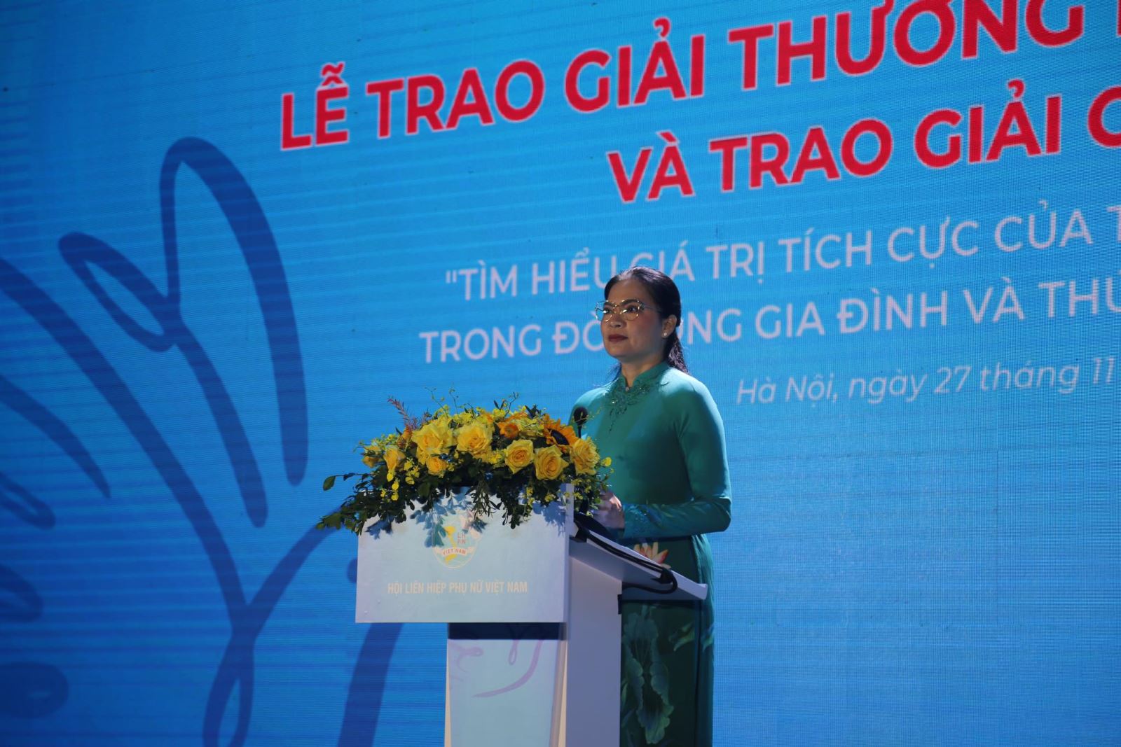 Bà Hà Thị Nga, Chủ tịch Hội Liên hiệp Phụ nữ Việt Nam phát biểu tại Lễ trao Giải thưởng Phụ nữ Việt Nam năm 2022 và 2023.