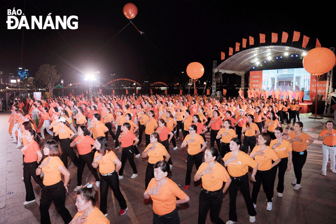 Hội viên phụ nữ đồng diễn dân vũ kêu gọi cộng đồng chung tay, đồng lòng hành động vì một thành phố bình đẳng, không còn bạo lực, xâm hại với phụ nữ và trẻ em. Ảnh: X.D