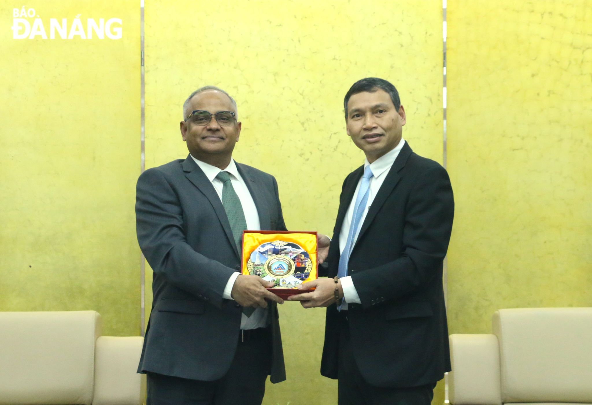 Phó Chủ tịch Thường trực UBND thành phố Hồ Kỳ Minh (bên trái) tặng quà lưu niệm đến Giám đốc quốc gia của Ngân hàng Phát triển châu Á (ADB) tại Việt Nam Shantanu Chakraborty. Ảnh: T.PHƯƠNG